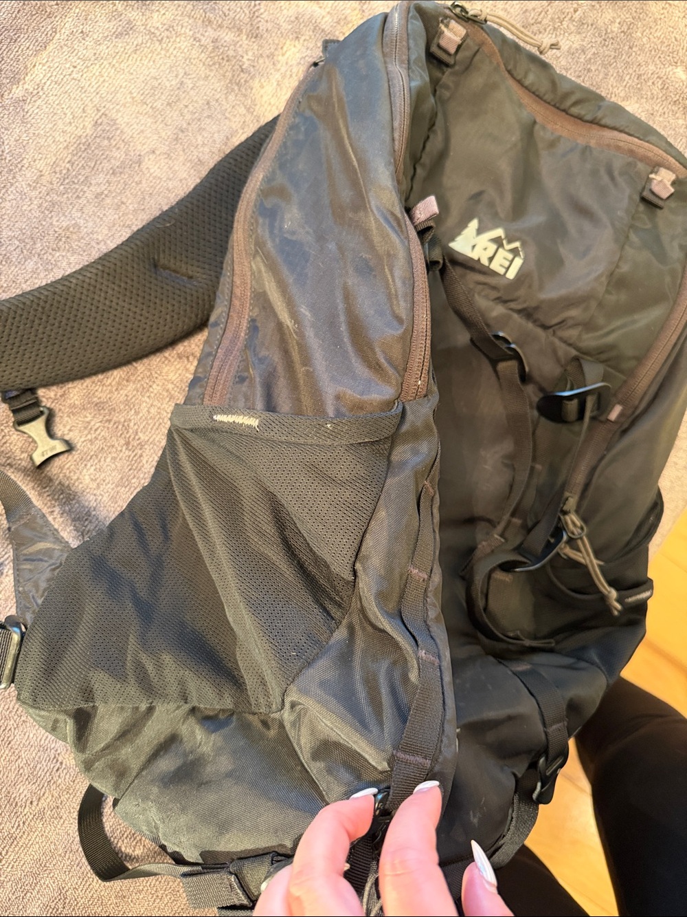 REI Black Trail 25 Men's Backpack - Picture 6 of 8